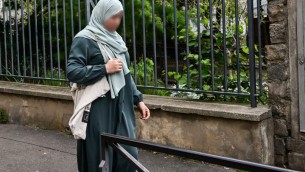 Francia vieta abaya a scuola: abito islamico è proibito