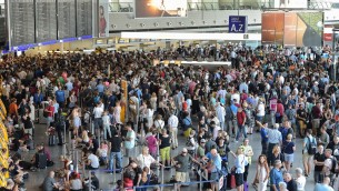 Francoforte, aeroporto bloccato da attivisti per il clima: voli sospesi