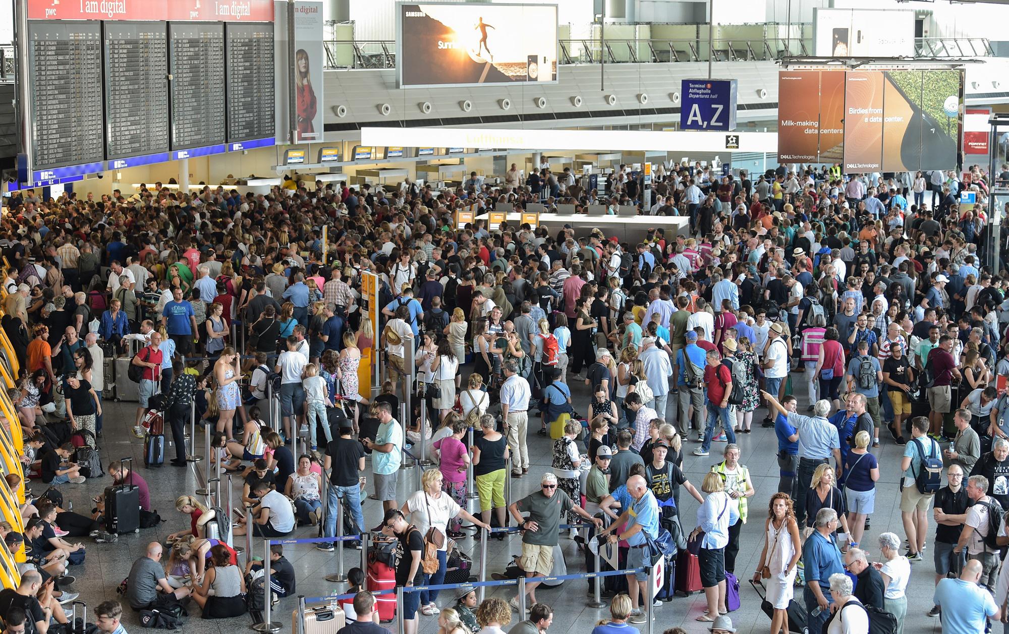 Francoforte, aeroporto bloccato da attivisti per il clima: voli sospesi