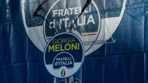 Fratelli d'Italia, si accende dibattito su fiamma tricolore: va tolta o no?