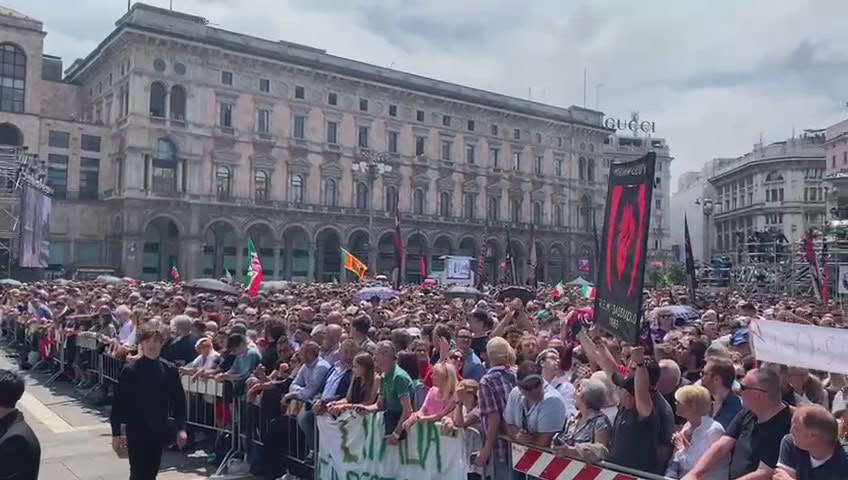 Funerali Berlusconi a Milano, piazza Duomo gremita - Video