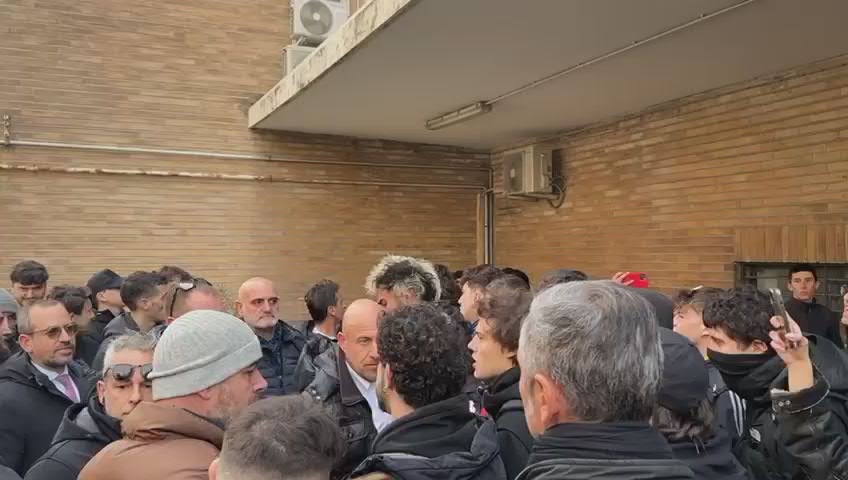 "Fuori fascisti da Università", cori contro delegazione Fratelli d'Italia alla Sapienza - Video