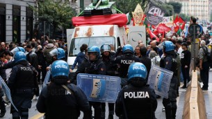 G7 Difesa Napoli, scontri tra i manifestanti e la polizia al corteo: bottiglie e lacrimogeni