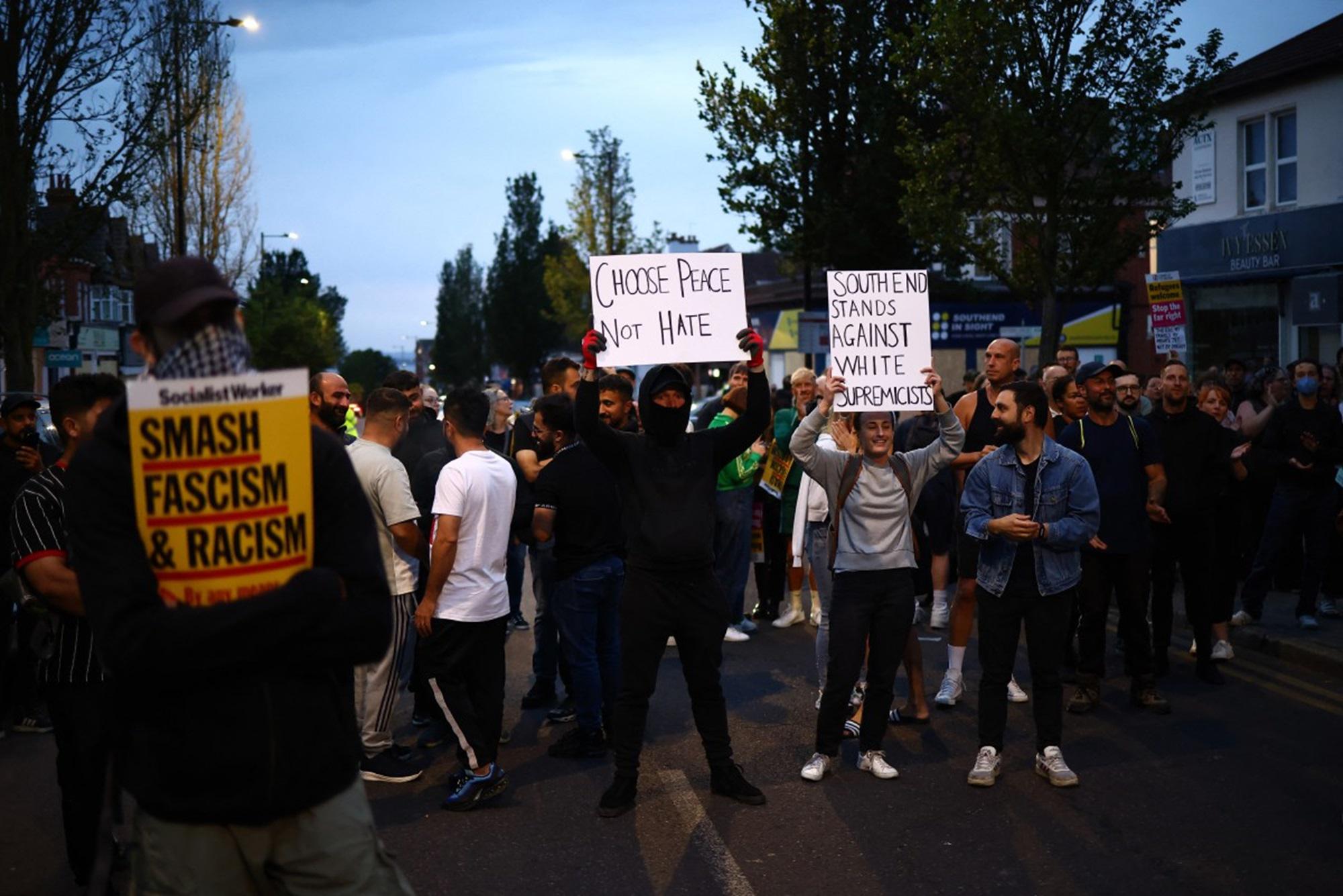 Gb, migliaia di antirazzisti in corteo: la protesta dopo i disordini dell'estrema destra