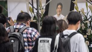 Giappone, folla piange Shinzo Abe: oggi i funerali