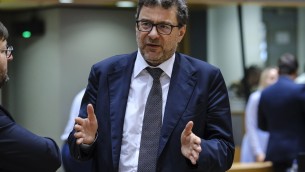 Giorgetti: "Accise? Probabile allineamento, giù per benzina e su per gasolio"