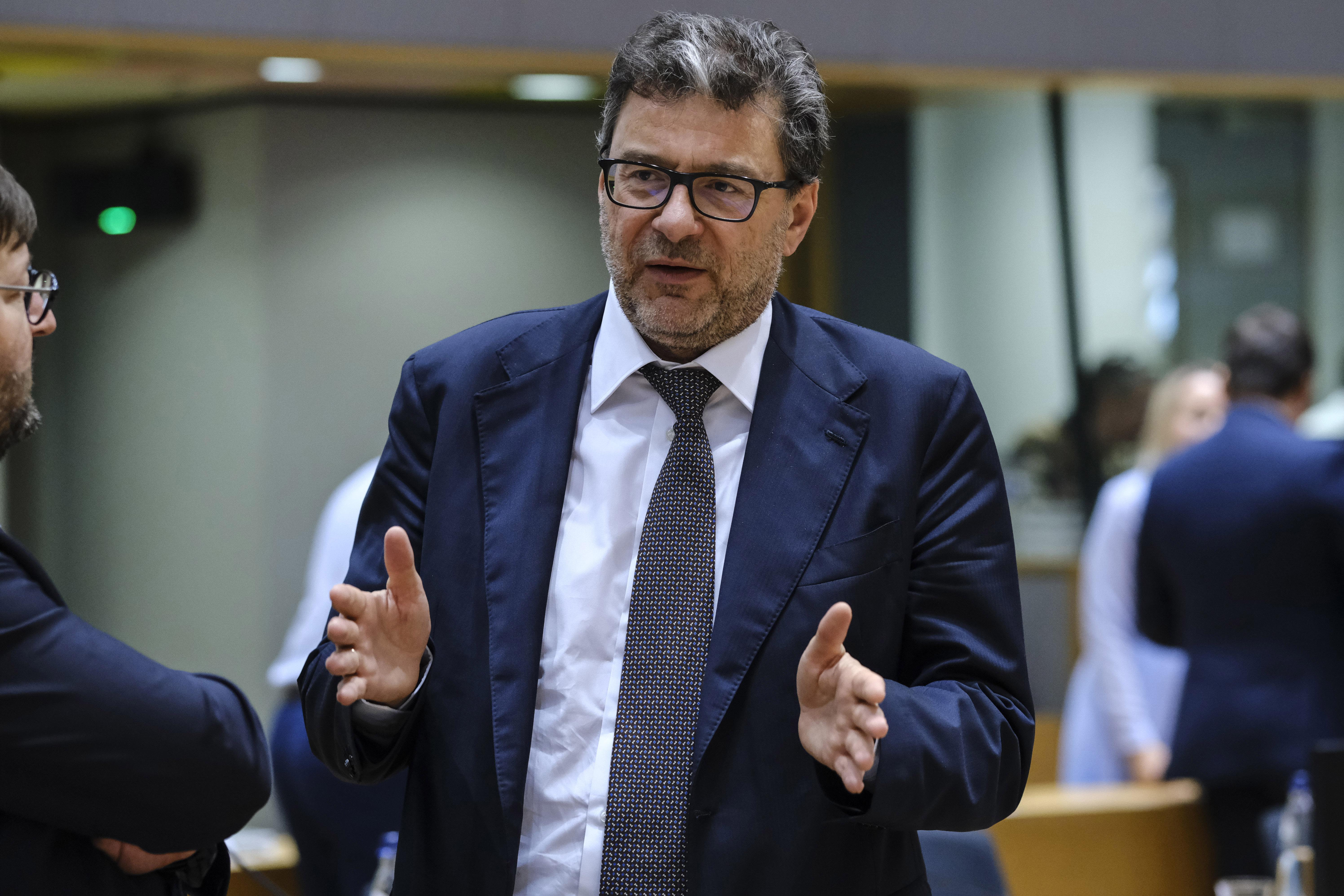 Giorgetti: "Accise? Probabile allineamento, giù per benzina e su per gasolio"