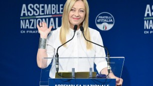 Giorgia Meloni, gag sul saluto con la mano destra: "Meglio l'altra..