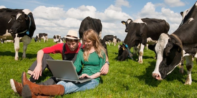 giovani-agricoltori-allevatori-computer-internet-by-ivonne-wierink-fotolia-750x500-660x330