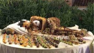 Golfo Aranci, donna ricoperta di cioccolato nel buffet di un hotel: è bufera