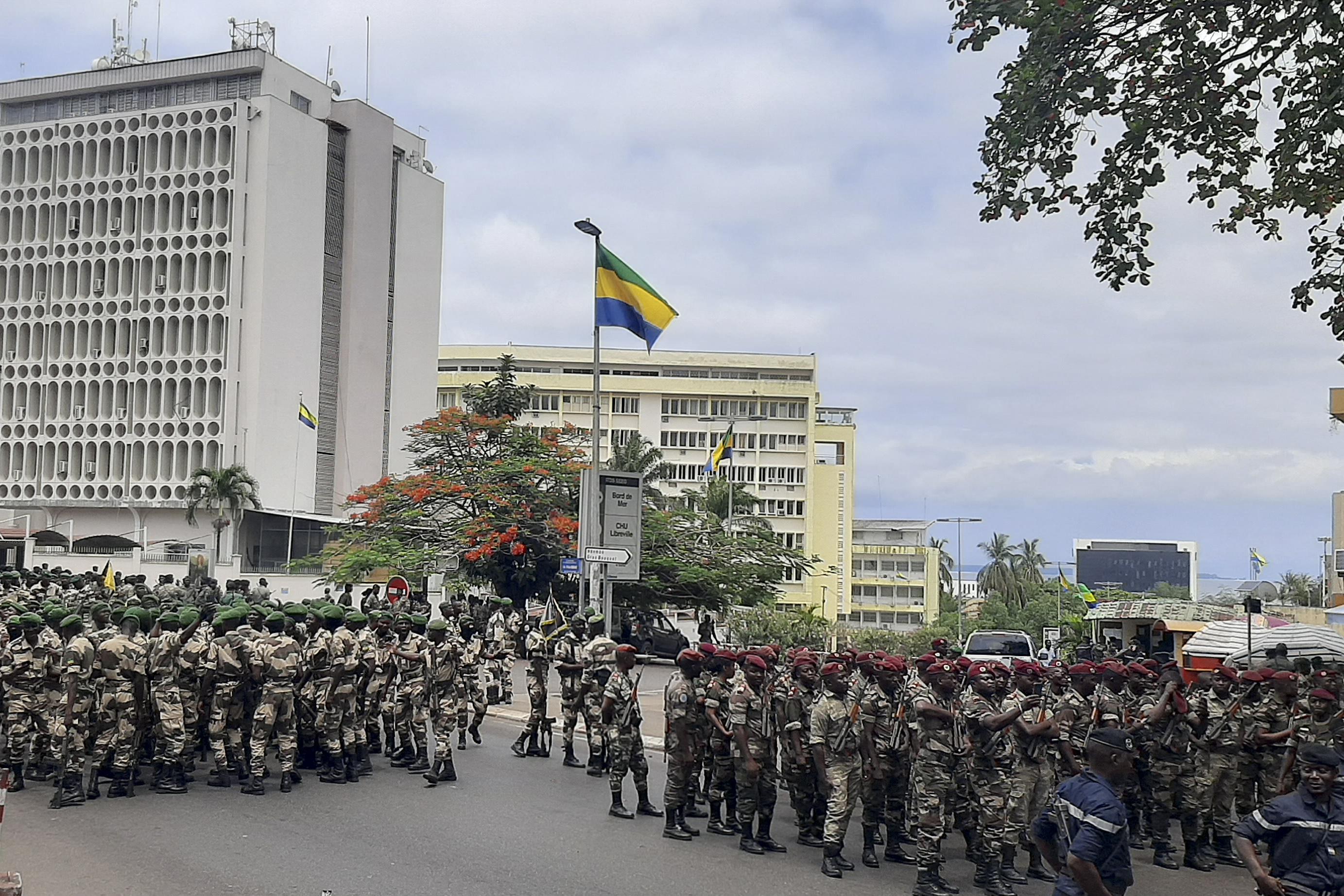 Golpe in Gabon, generale Nguema giura da presidente ad interim