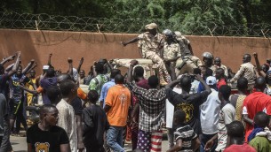 Golpe in Niger, ultimatum Francia: "Ripristinare democrazia entro domani"