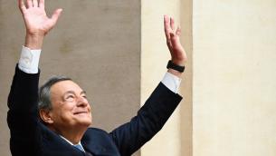 Governo, Draghi lascia Chigi: applausi per il premier uscente