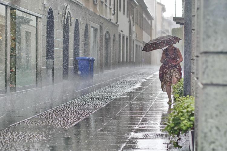 Grandinate e raffiche di vento, scatta l'allerta meteo in 9 regioni