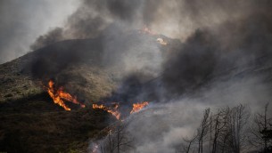 Grecia in fiamme: incendi devastano Rodi, brucia Corfù