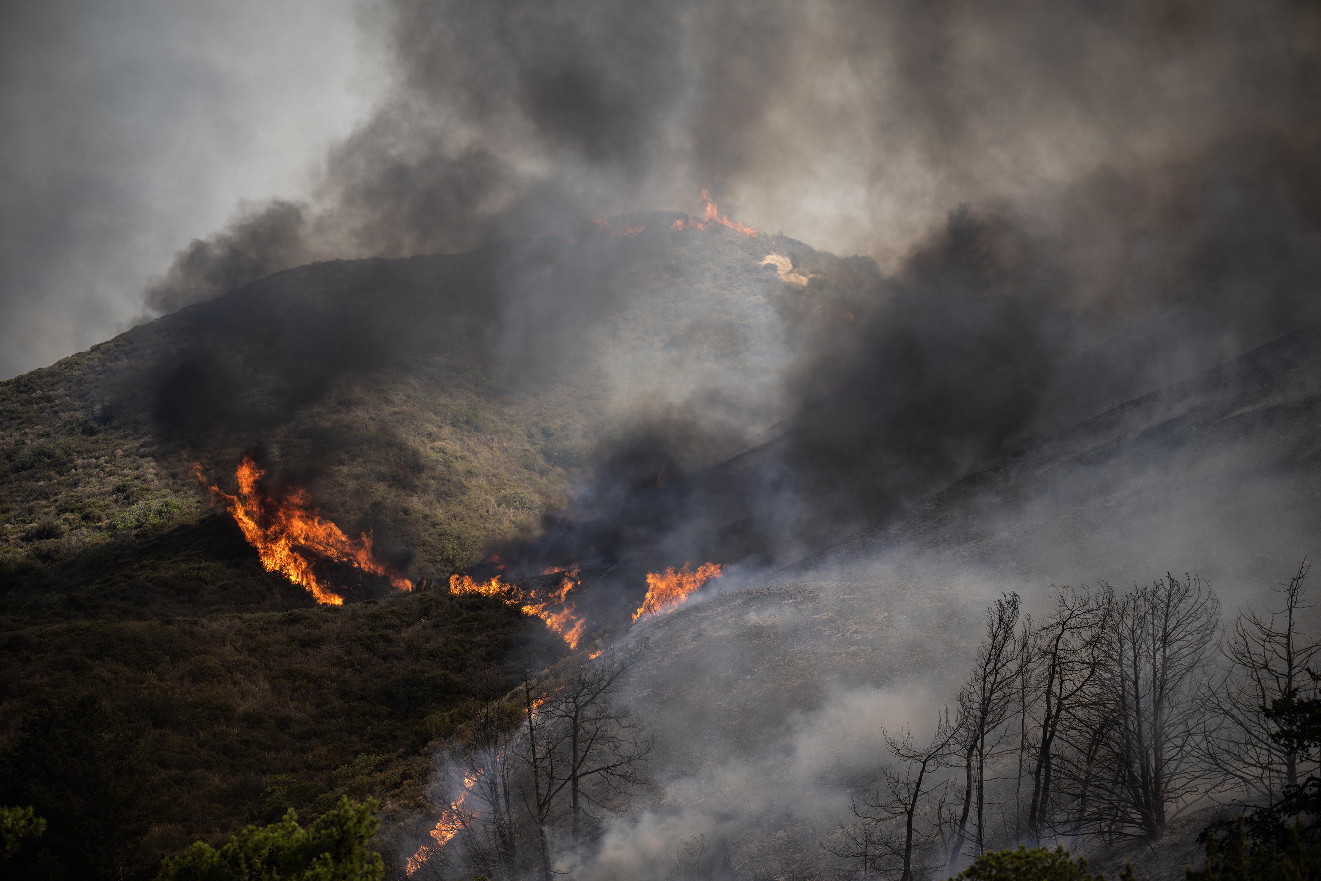 Grecia in fiamme: incendi devastano Rodi, brucia Corfù