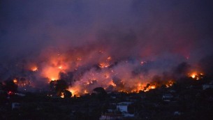 Grecia, maxi incendio a nord di Atene: evacuata città di Maratona