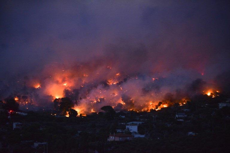 Grecia, nuovo allarme incendi: evacuati 7 paesi nell'est