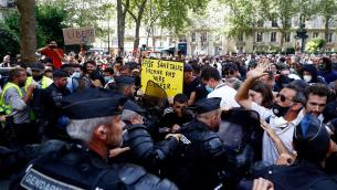 Green pass, migliaia in piazza a Parigi per proteste: scontri