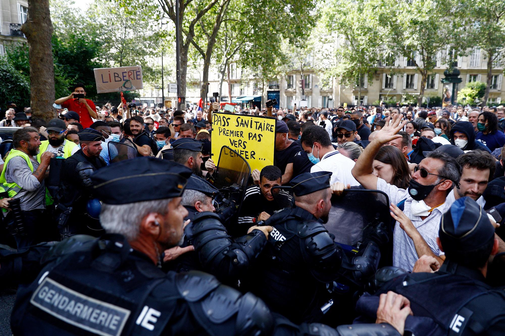 Green pass, migliaia in piazza a Parigi per proteste: scontri