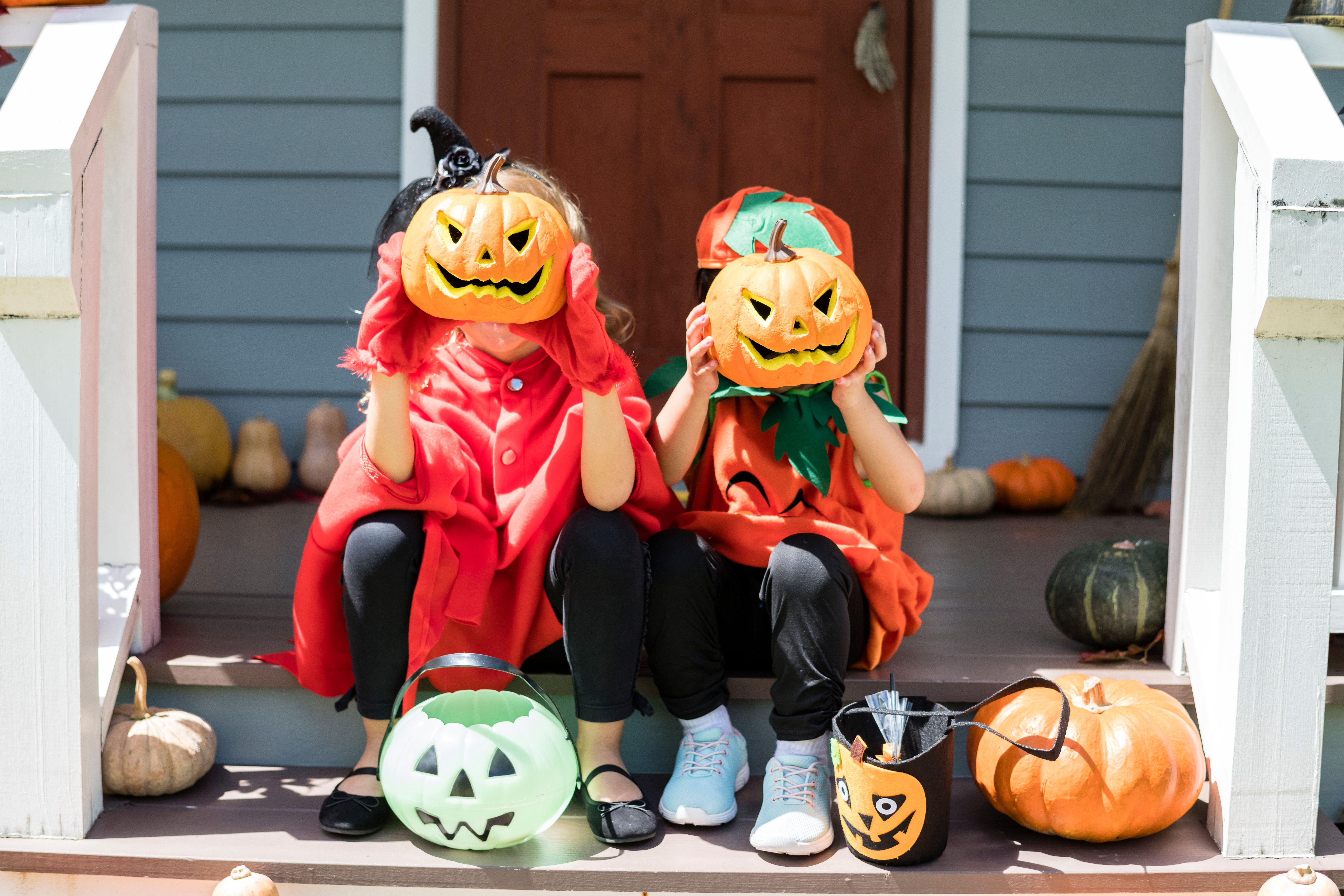 Halloween, allarme trucchi e cosmetici fuorilegge: "Rischio reazioni gravi"