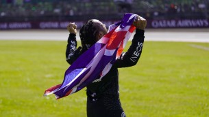 Hamilton, trionfo e lacrime a Silverstone