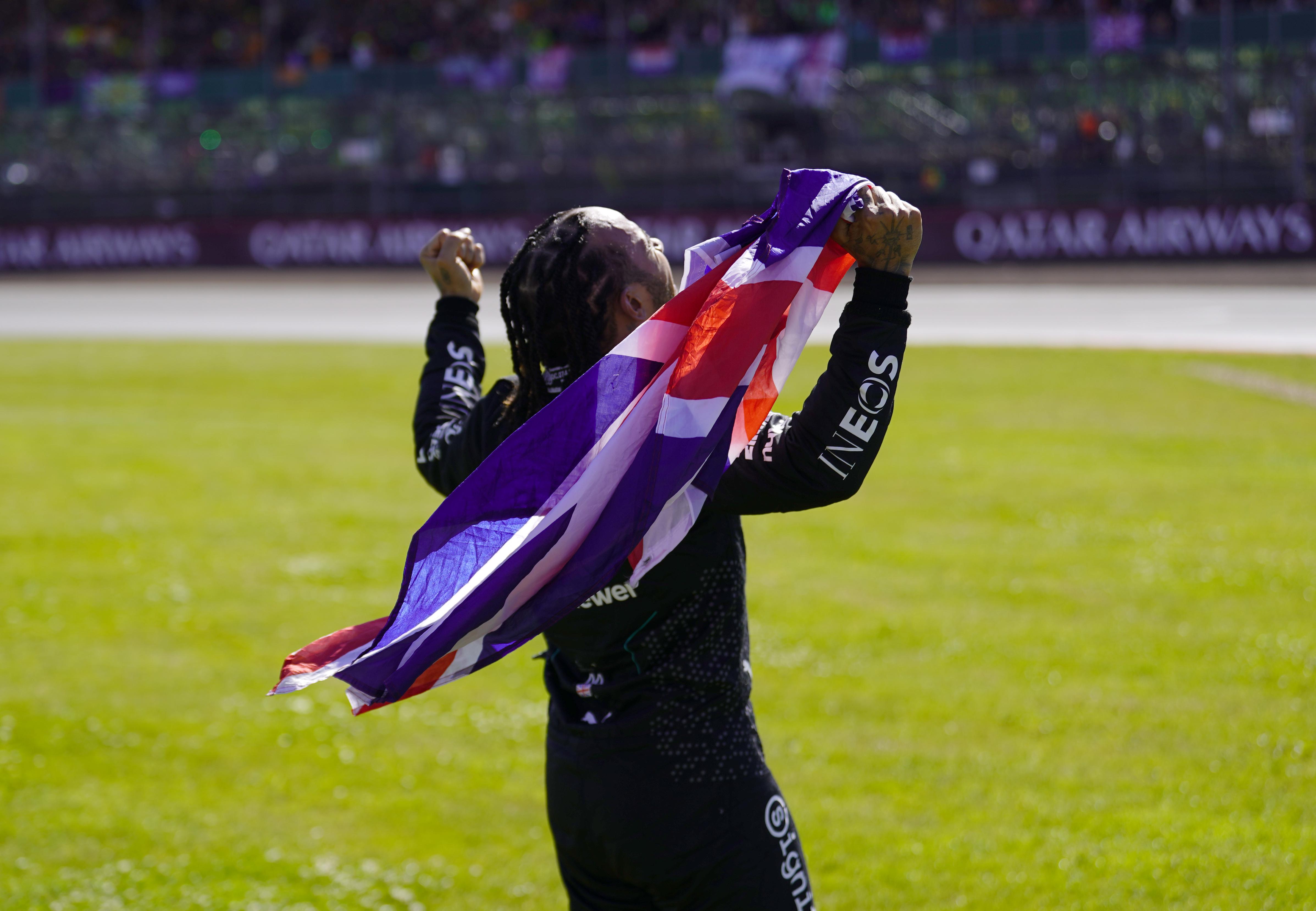 Hamilton, trionfo e lacrime a Silverstone