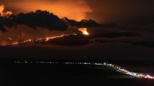 Hawaii, enormi flussi di lava dal vulcano Mauna Loa - Video