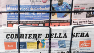 il-corriere-della-sera-e-gazzetta-dello-sport-italiano-quotidiani-su-un-piedistallo-di-notizie-c8dn3k