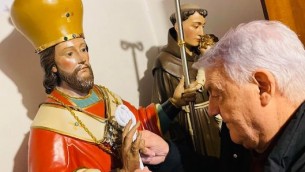 il-maestro-orafo-gerardo-sacco-prende-le-misure-per-la-chiave-della-citta-a-santatanasio