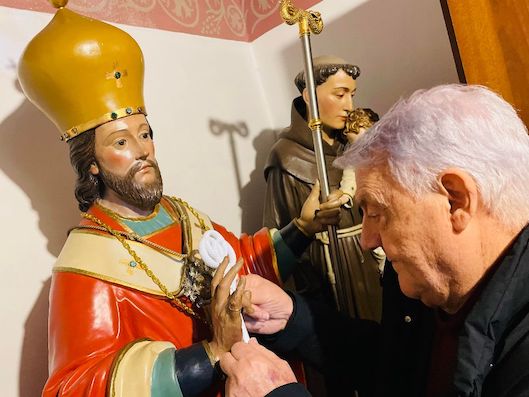 il-maestro-orafo-gerardo-sacco-prende-le-misure-per-la-chiave-della-citta-a-santatanasio