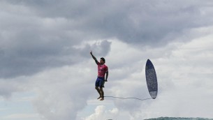 Il surf e il volo sul mare, Medina e la foto cult a Parigi 2024