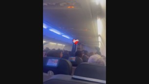 Il volo è da incubo per il maltempo, terrore in aereo - Video