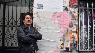 Peppe Voltarelli (fotografato da Danilo Samà di fronte alla casa di Serge Gainsbourg al 5 bis di rue de Verneuil a Parigi nel 2023)