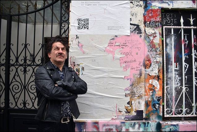 Peppe Voltarelli (fotografato da Danilo Samà di fronte alla casa di Serge Gainsbourg al 5 bis di rue de Verneuil a Parigi nel 2023)