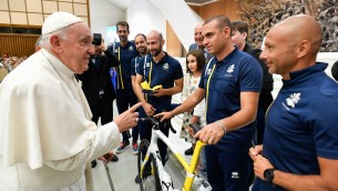 In udienza dal Papa i ciclisti di Athletica Vaticana "reduci " dai mondiali di Glasgow