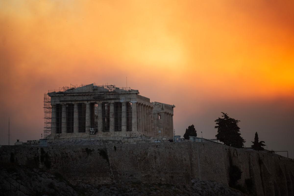 Incendi in Grecia, brucia nord di Atene: evacuate 11 città e villaggi