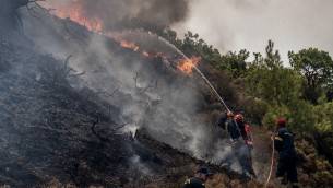 Incendi in Grecia, settimana gratis a Rodi a turisti evacuati: l'annuncio del premier