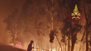 Incendi in Sardegna, brucia il Sud: forte vento alimenta roghi