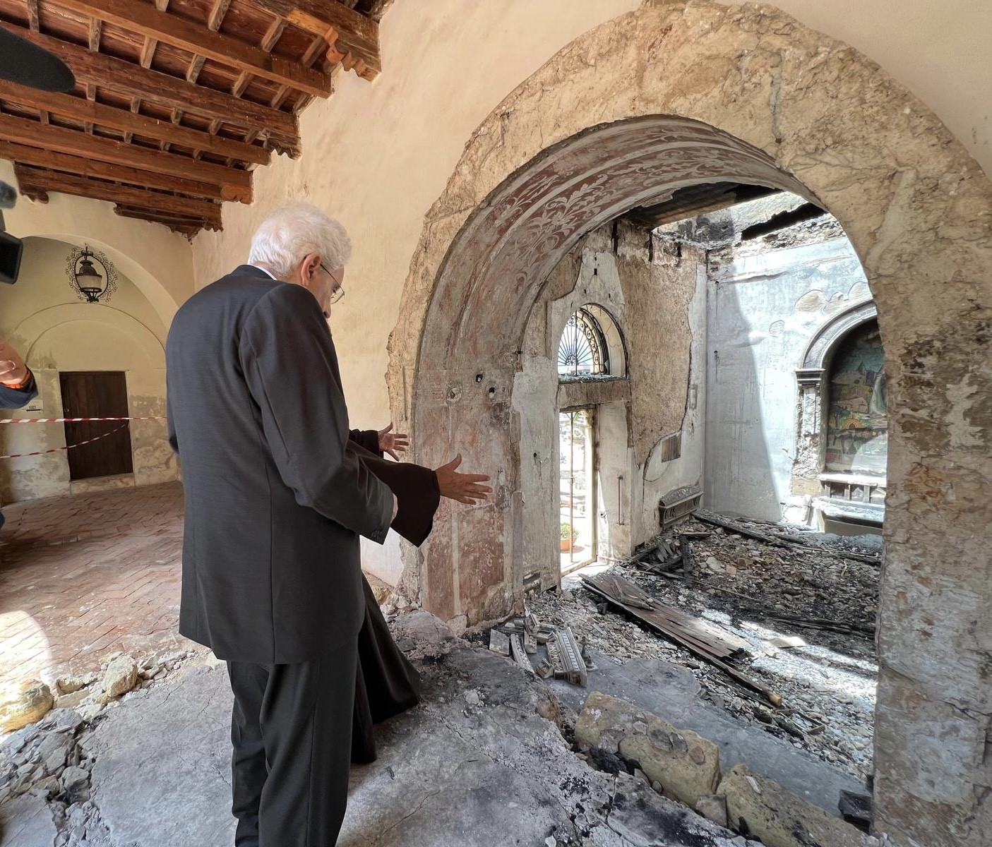 Incendi Sicilia, Mattarella a Palermo in chiesa devastata dal fuoco: "Una ferita aperta"