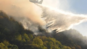 Incendio Grecia, Canadair si schianta a Evia - Video