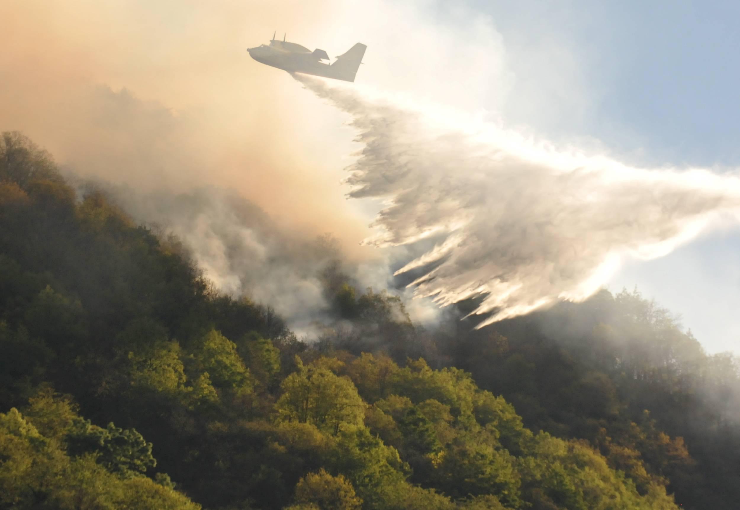 Incendio Grecia, Canadair si schianta a Evia - Video