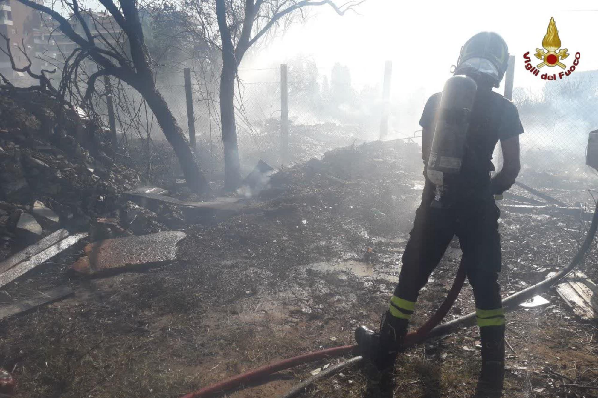 Incendio Pescara, "coppia si accende falò per un selfie"