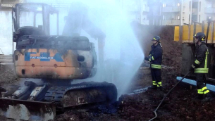 L'escavatore incendiato a Vibo Valentia (foto tratta dal sito www.21righe.it)