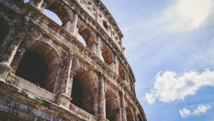 Incide iniziali sul Colosseo, turista ucraino denunciato e sanzionato