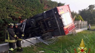 Incidente a Castellamonte, autopompa dei vigili fuori strada: morto pompiere