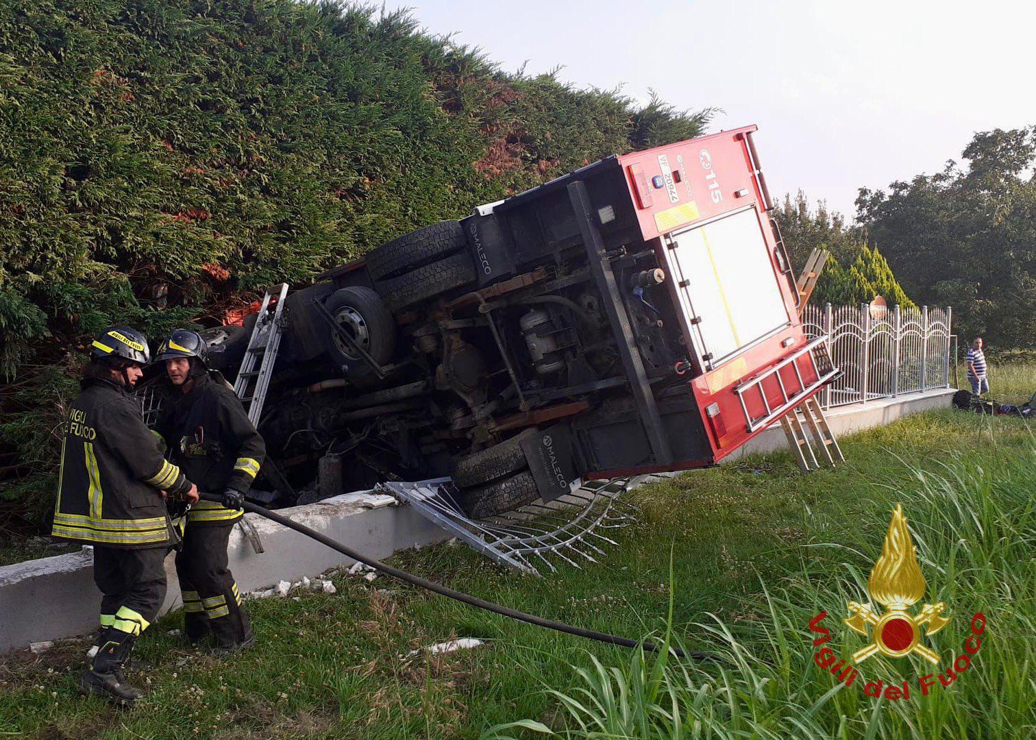 Incidente a Castellamonte, autopompa dei vigili fuori strada: morto pompiere