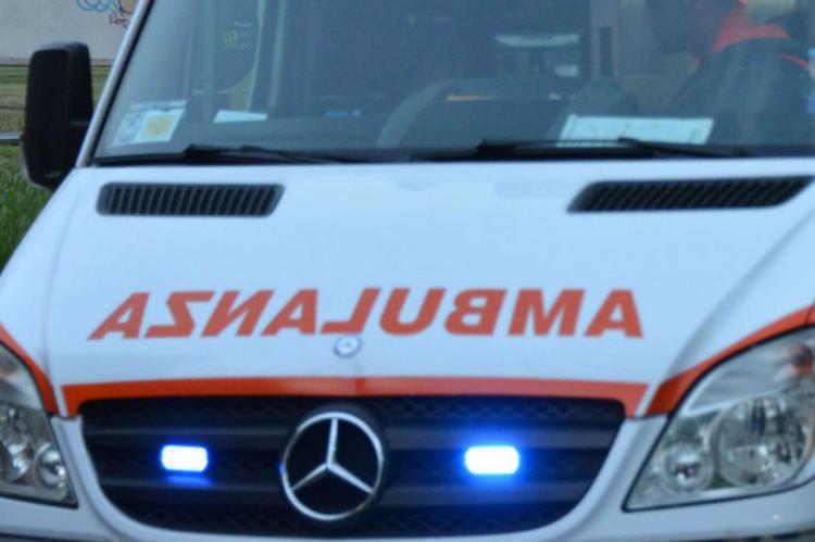 Incidente a Pisa, si ribalta con l'auto: morto 42enne