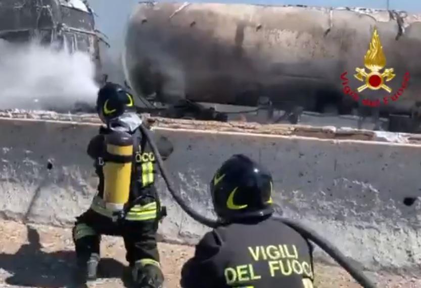 Incidente A1, a fuoco autocisterna con Gpl: 2 morti - Video