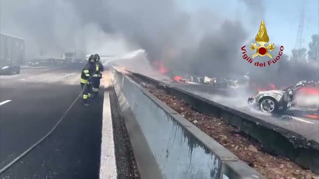 Incidente A1, fiamme e fumo sull'autostrada: le immagini